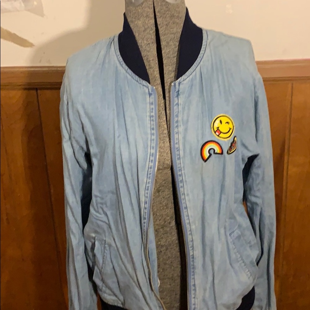Blue jean justice jacket with patches 💙🤍